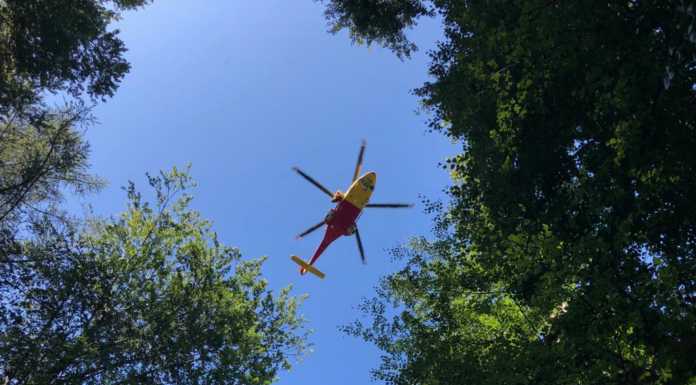 Cade in una zona impervia, soccorsi in azione a Camaggiore