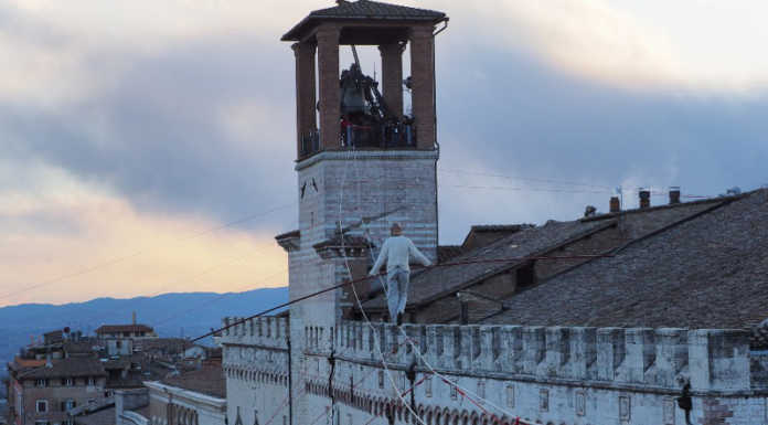 Lecco, il funambolo Andrea Loreni chiuderà “Con la testa all’insù”