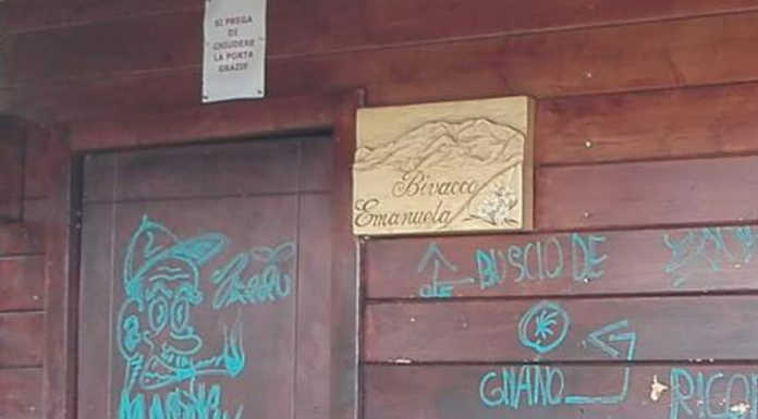 Vandali imbrattano il Bivacco Emanuela al Due Mani