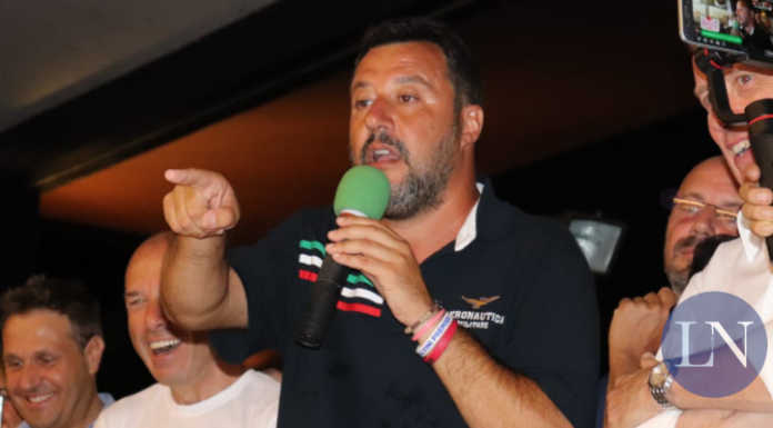 Tripudio leghista per Matteo Salvini a Colico. E lui canta Madonnina dai riccioli d’oro (VIDEO)
