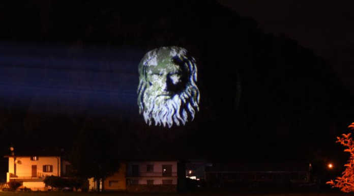 Giochi di luce a Pasturo, sulla Rocca di Baiedo spunta il volto di Leonardo