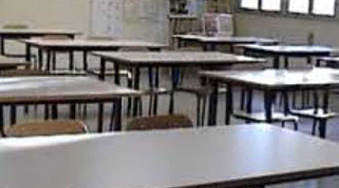 Scuole. ‘Piove’ all’istituto Fumagalli di Casatenovo, sei aule inagibili. banchi-scuola