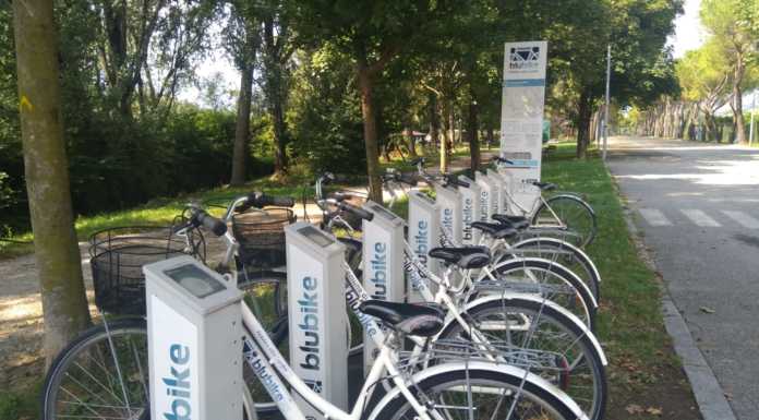 Lavello. Fra vandalismi e bici abbandonate nel fiume: “Il bike sharing così è inutile”