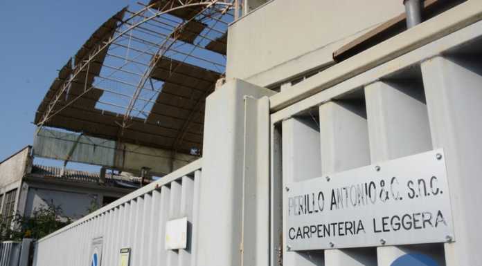 Dall’ex carpenteria Perillo cade eternit, il Comune: “Già sollecitata la bonifica”