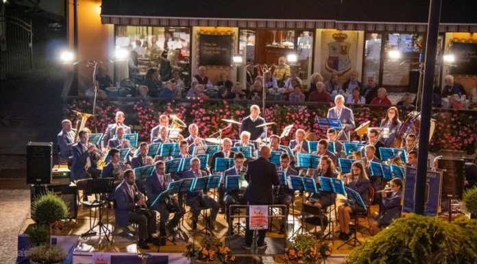 Barzio. Piazza Garibaldi gremita per il concerto di Ferragosto