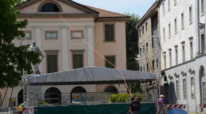 Prove di “corda” in piazza per il funambolo, stasera inizia il festival delle ‘meraviglie’