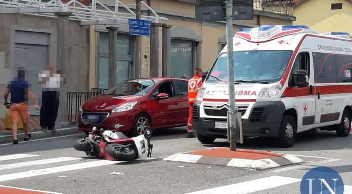 Scontro auto-moto alla rotonda del ponte Vecchio, 15enne in ospedale