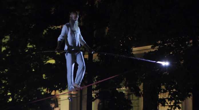Lo spettacolo del funambolo chiude il festival ‘Con la testa all’insù’