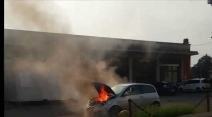 Merate, auto in fiamme lungo la provinciale (VIDEO)