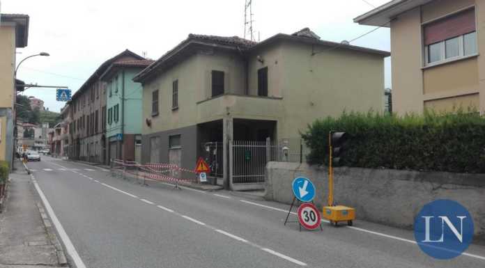 Vercurago. Cadono calcinacci, semaforo e code sulla Lecco-Bergamo