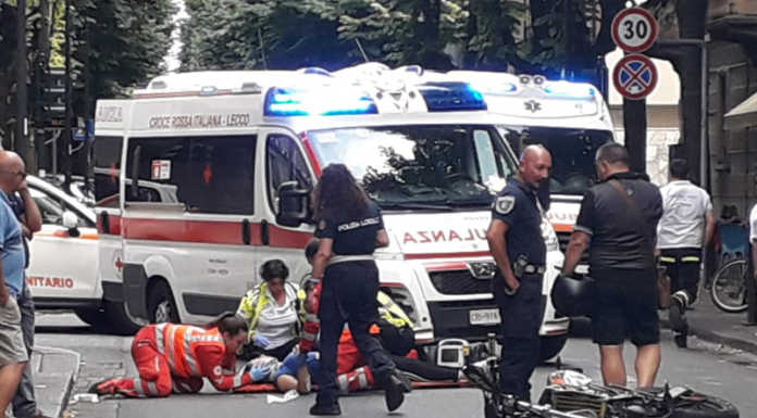 Lecco. Moto investe pedone e finisce contro un’auto, due feriti