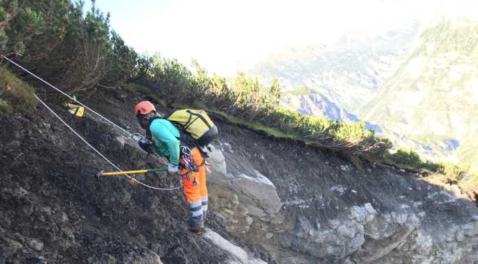 Frana sulla statale dello Stelvio, continua il lavoro dei rocciatori