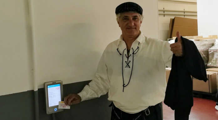 Al lavoro con un kilt scozzese per festeggiare… la pensione