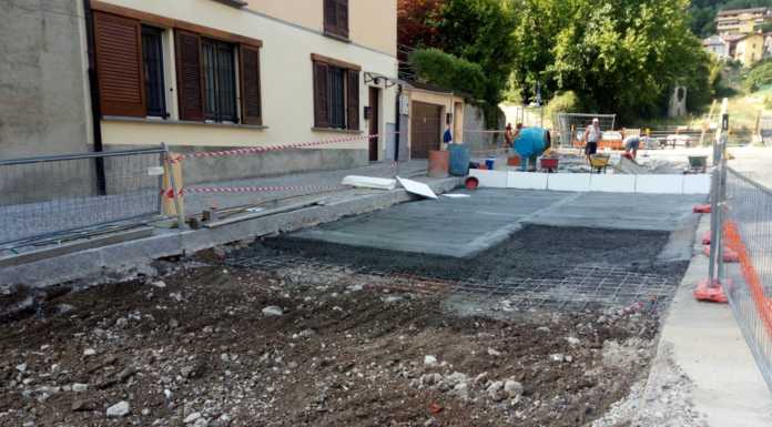 Valmadrera. Proseguono i lavori in piazza Fontana con la posa della pavimentazione