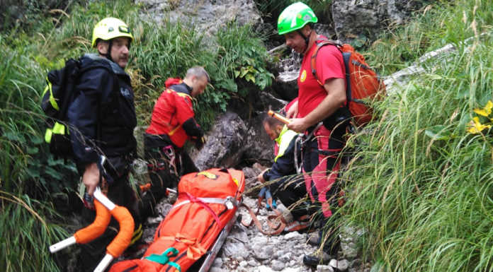 Erve. Si fa male a una caviglia, soccorsi al lavoro sul sentiero per la Capanna Monza