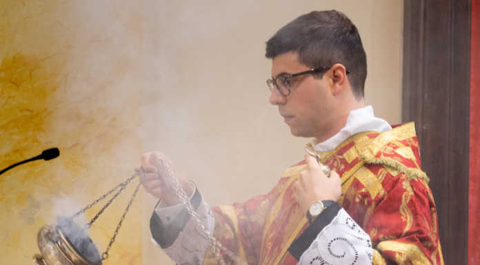 Merate abbraccia don Riccardo Fumagalli, ordinato diacono sabato