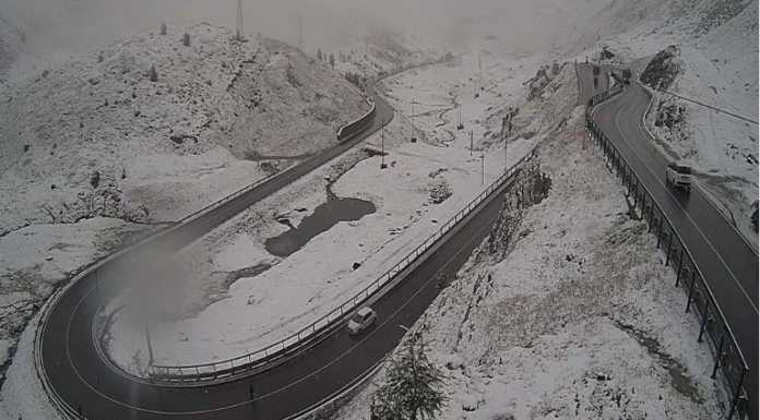 Pioggia e temperature a picco: prima neve su Stelvio e Foscagno
