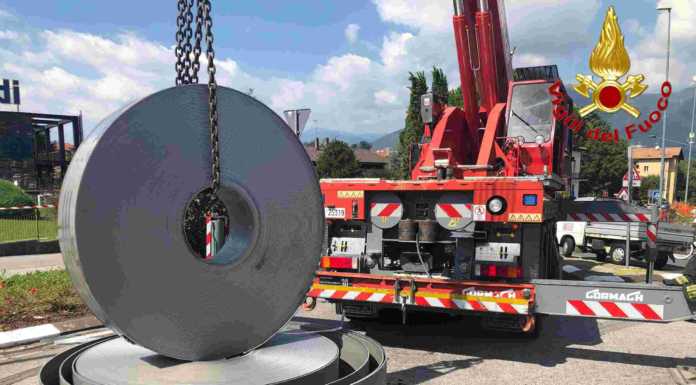 Oggiono, camion perde il carico di lamiera, disagi sulla Provinciale