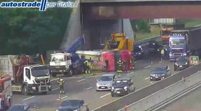 Agrate. Camion si ribalta sulla Milano-Venezia, ferito il conducente