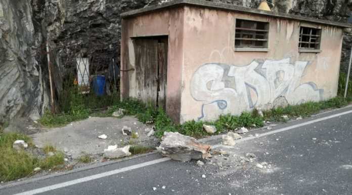Masso casca sulla provinciale tra Varenna e Bellano, la strada resta aperta