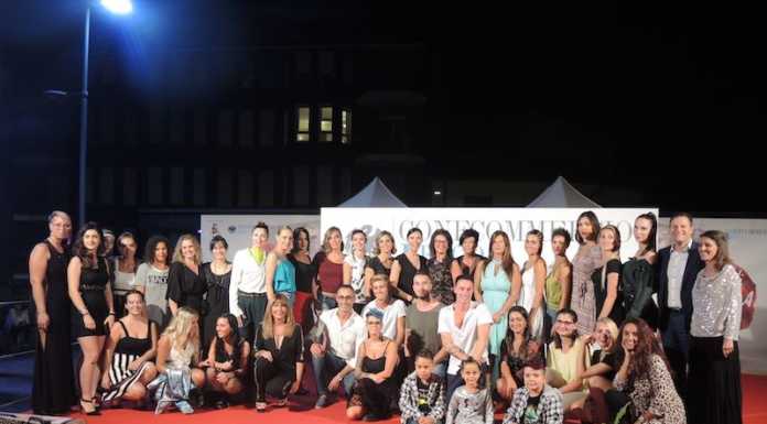 Pienone a Calolzio per la sfilata di moda. Una targa e i saluti a don Matteo