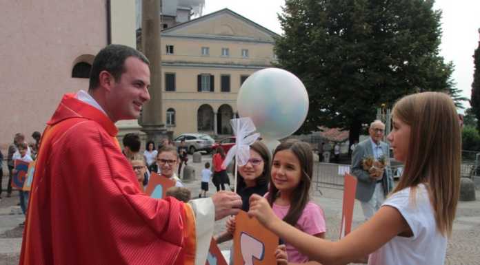 Don Matteo saluta Calolzio: “Spero di essere stato per voi carbone acceso”