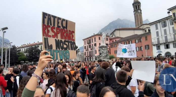 “Fridays for future”, centinaia di studenti lecchesi in piazza per la difesa del clima