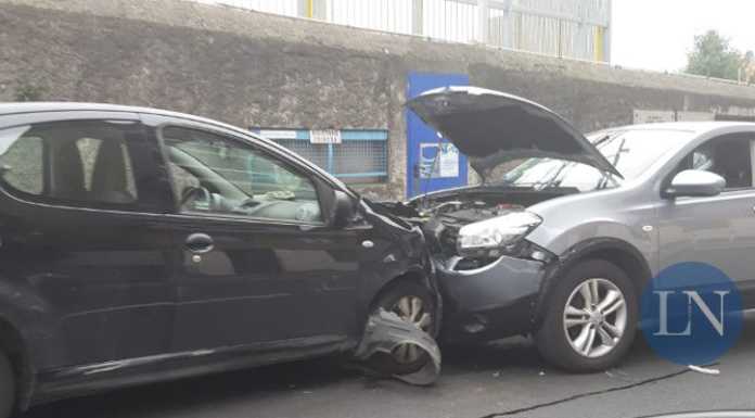 Scontro tra due auto in via Don Pozzi, tre uomini feriti