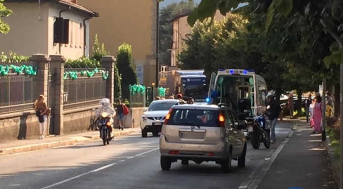Corso Promessi Sposi, soccorso un ciclista investito da un’auto