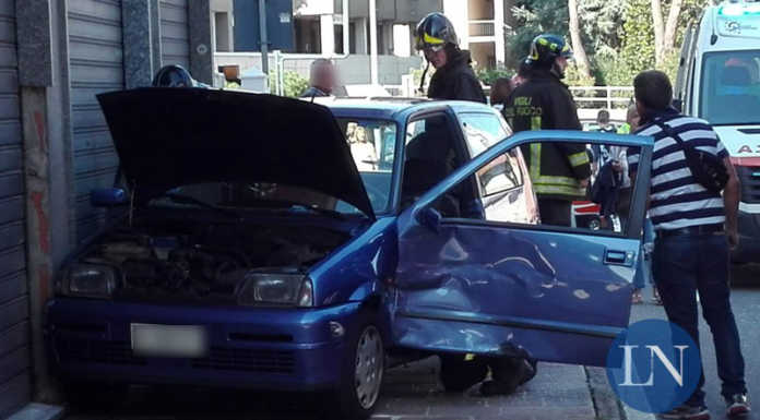 Valmadrera, scontro in via Manzoni. Auto finisce contro la cler di un negozio