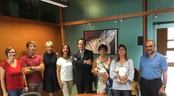 Valmadrera. Festa in Comune per le maestre Nadia e Daniela, ora in pensione