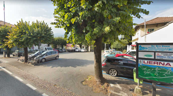 Lierna, in 500 contro i lavori per la nuova piazza. “Si tagliano alberi e parcheggi”
