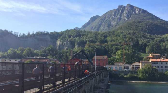 Lavori in corso al Ponte Vecchio: chiuso a fasce orarie anche domani