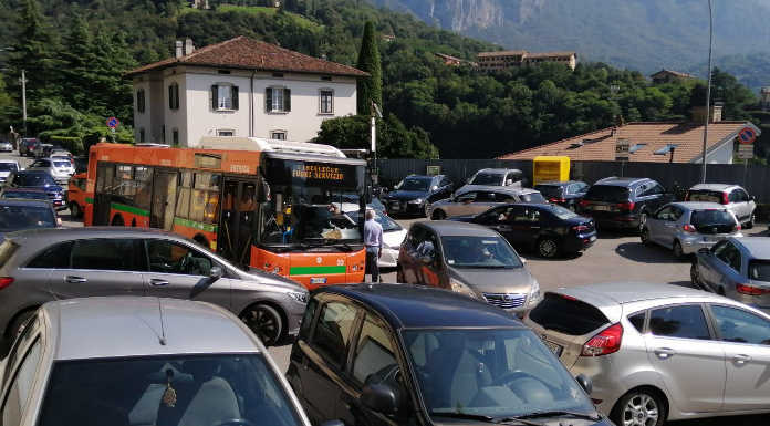 Troppe auto: ingorgo in via Quarto. Bus e residenti bloccati