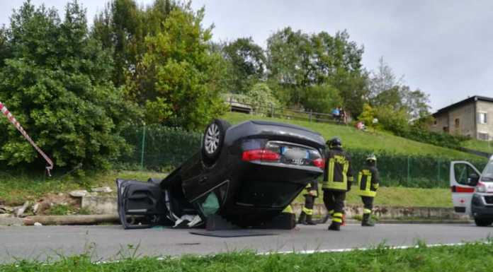 Auto si ribalta a Colle Brianza, due feriti e strada chiusa