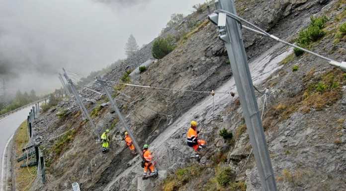 Bormio. Dopo la frana, si lavora per installare la rete paramassi sulla SS38