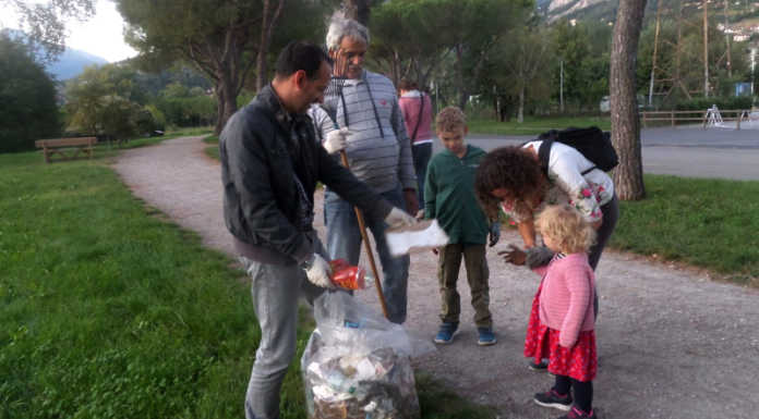 A passeggio per ripulire la città, Cambia Calolzio dà vita alla “trash walk”