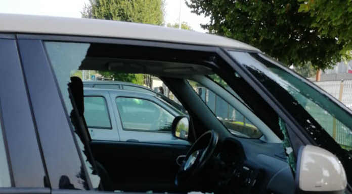 Cernusco, sfondano il vetro dell’auto fuori da scuola