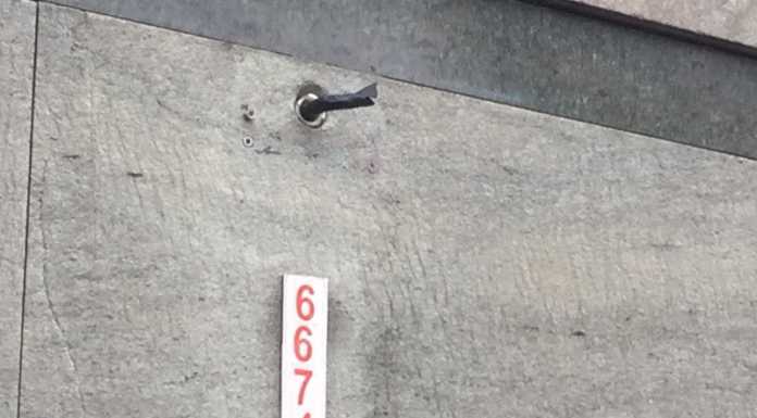 Lecco, ancora vandali in viale Turati, divelti i faretti, nuove scritte sui muri