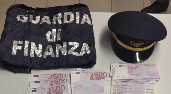 Fermati in dogana con 50 mila euro in contanti, occultati negli abiti