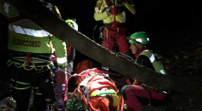 Cade in una valletta con i suoi due cani, soccorsa una turista tedesca