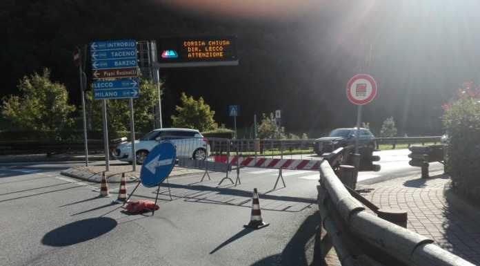 Camion perde bottiglie di vetro, chiusa in discesa la nuova Lecco-Ballabio