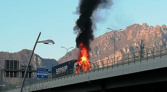Camion in fiamme sulla SS36 all’altezza del terzo ponte (foto e video)