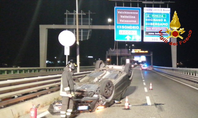 Ribaltamento all’alba a Pescate. L’intervento dei Vigili del Fuoco