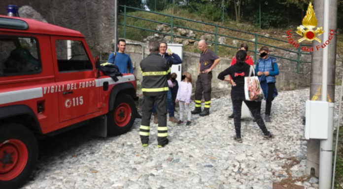 Si perdono in dieci nei boschi sopra Maggianico, trovati dai VVF