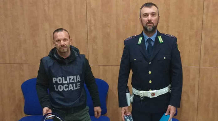Merate, venditore abusivo pizzicato dalla Polizia locale fuori dall’ospedale