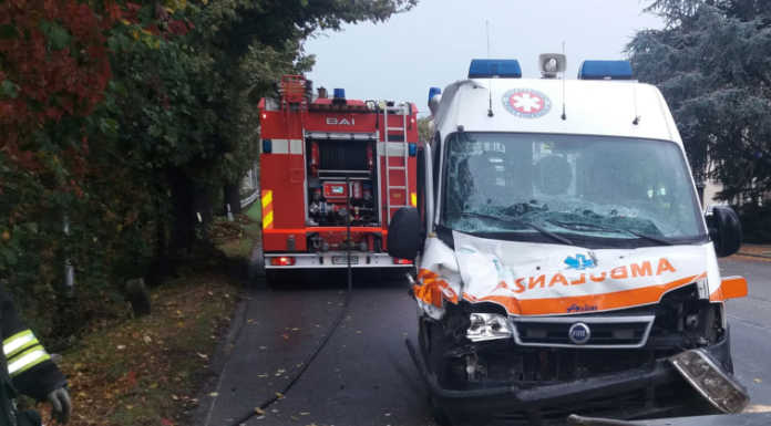Olgiate, ambulanza tampona un camion: ventiseienne in ospedale