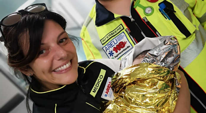 Bimbo ha fretta di nascere, parto in ambulanza a Brescia