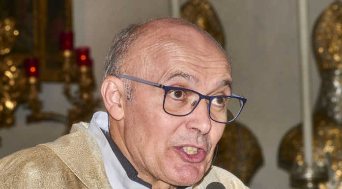 Varenna accoglie il nuovo parroco Don Carlo Lucini