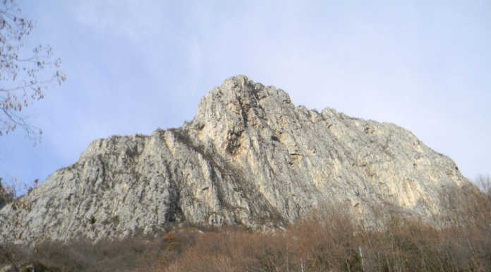 Frana in Antimedale, massi pericolanti sulle vie e il Cai sconsiglia l’arrampicata